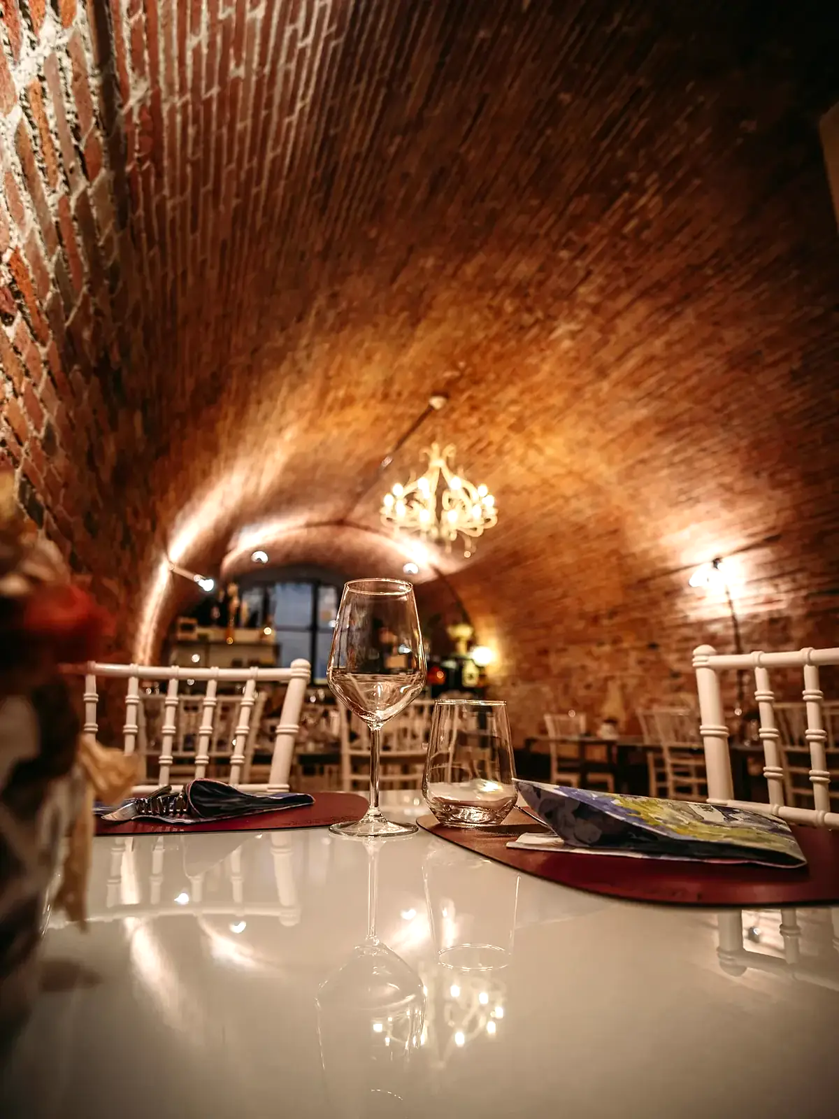 La sala a volte in mattoni della cantina