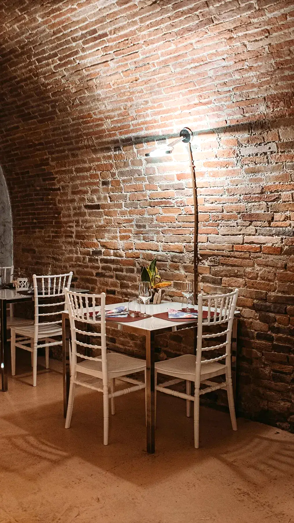 Un tavolo per due contro il muro in mattoni della cantina